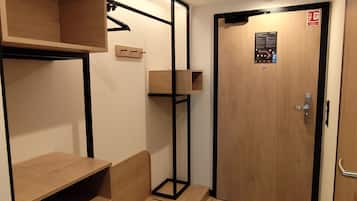 Escritorio, espacio para trabajar con un portátil, cortinas opacas
