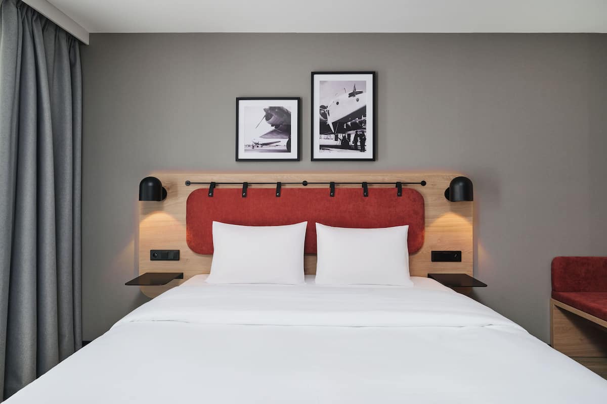 Standard Room, 1 King Bed | Desk, laptop workspace, blackout drapes, travel crib