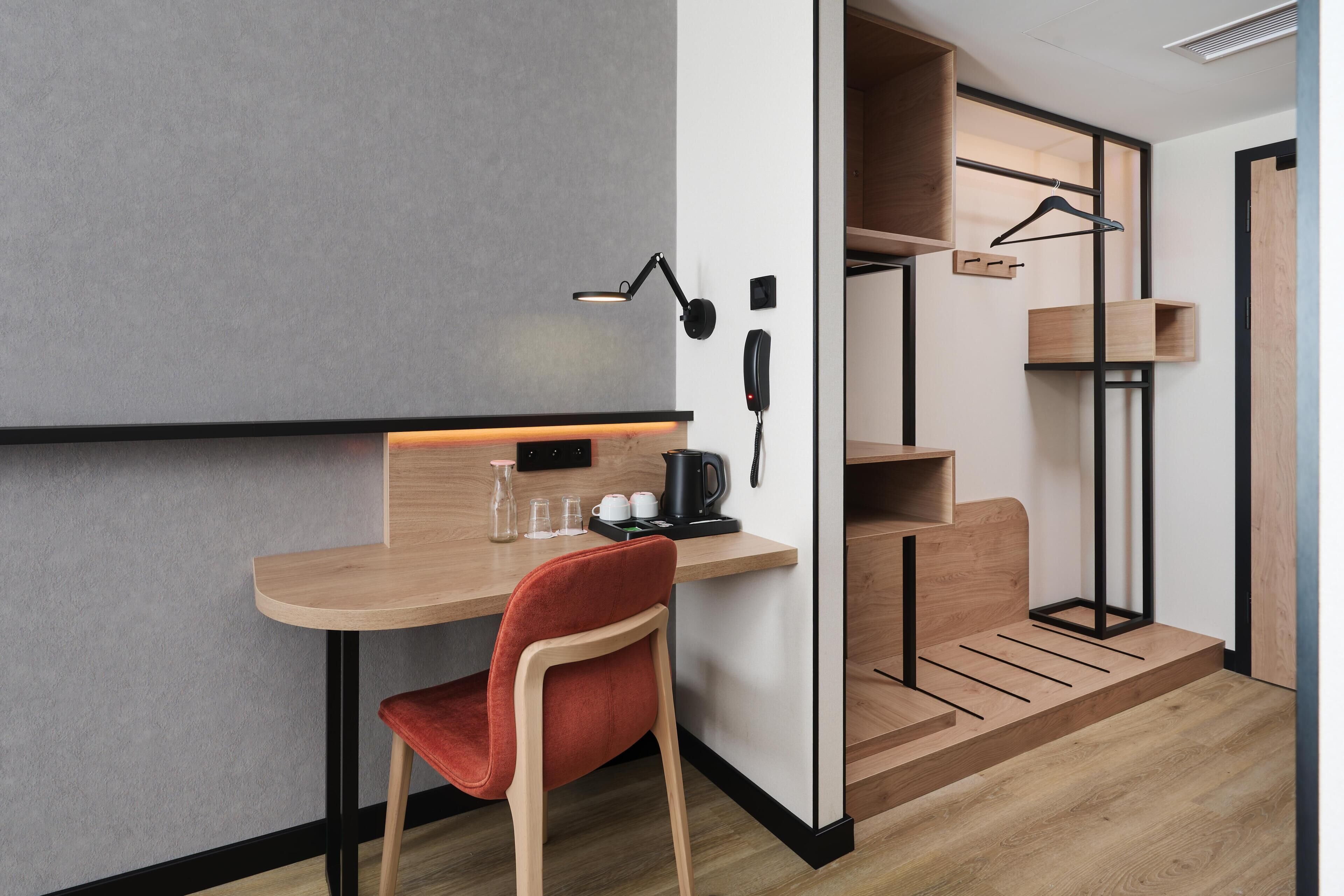 Bureau, espace de travail pour ordinateur portable, rideaux occultants