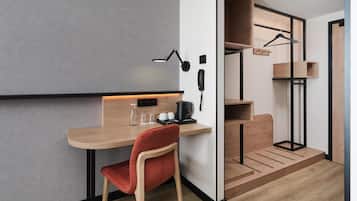 Escritorio, espacio para trabajar con laptop y cortinas blackout