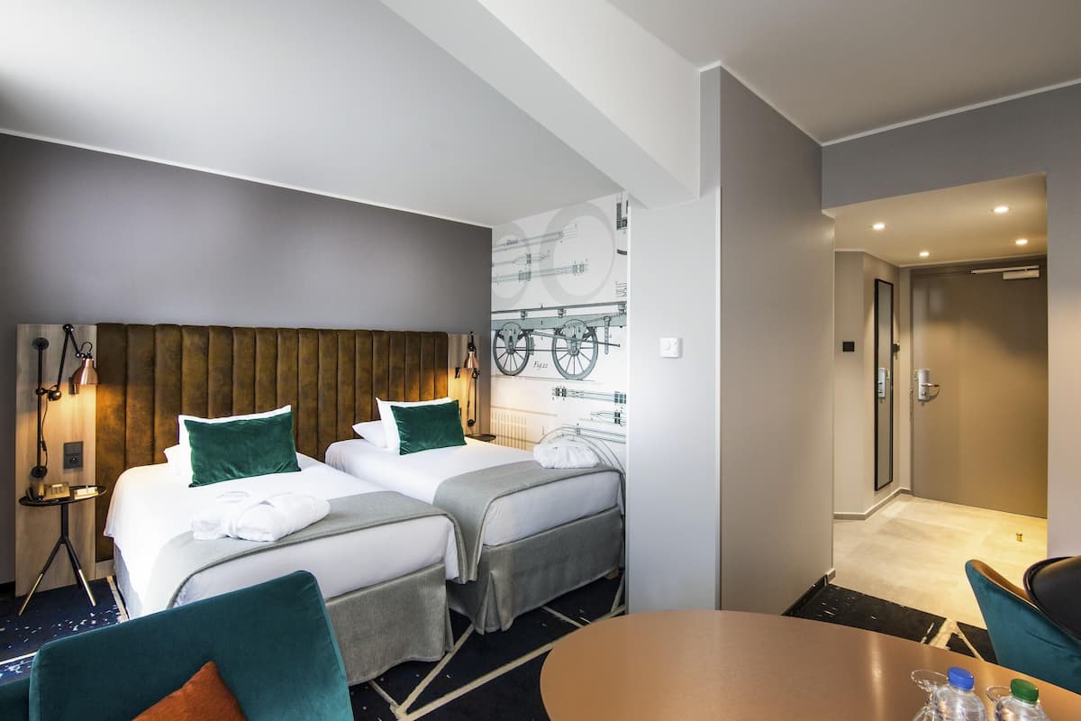 privilege, room, 2 single beds | premium bedding, minibar, in-room safe, desk