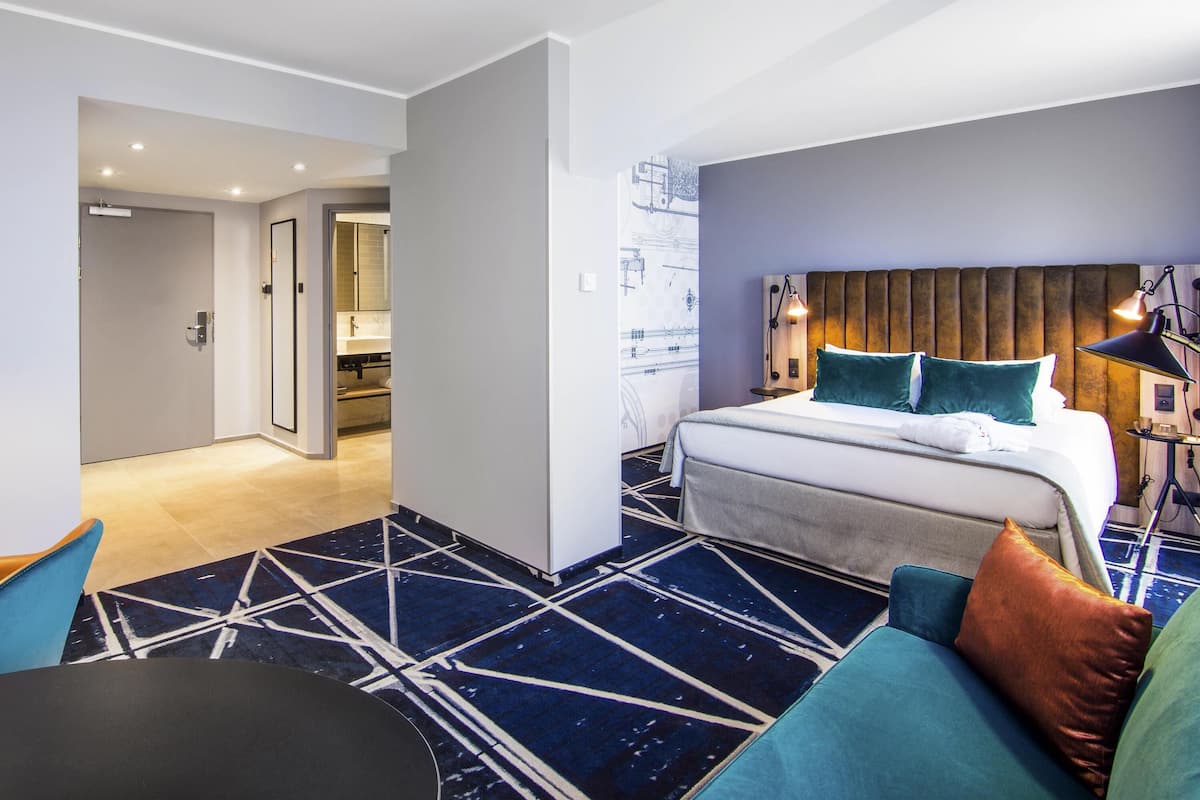 Privilege, Room, 1 Double Bed | Premium bedding, minibar, in-room safe, desk