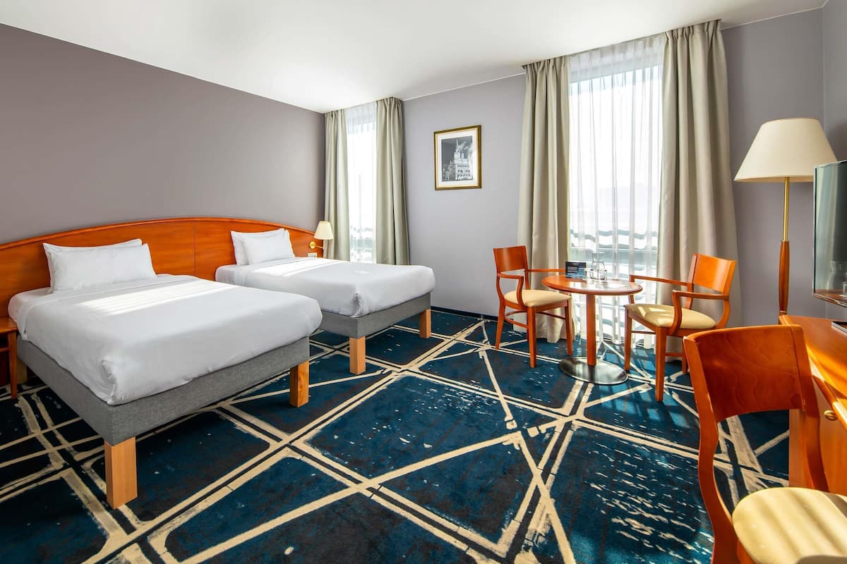 Standaard Twin kamer, 2 eenpersoonsbedden | Luxe beddengoed, een minibar, een kluis op de kamer, een bureau