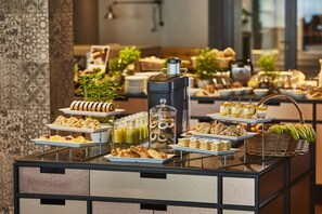 Tägliches Frühstücksbuffet (80 PLN pro Person)