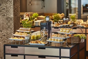 TĂ€gliches FrĂŒhstĂŒcksbuffet (80 PLN pro Person)