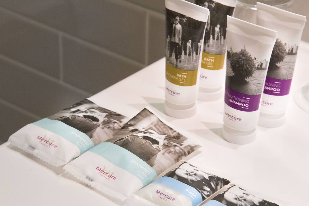 combined shower/bathtub, eco-friendly toiletries, hair dryer, towels