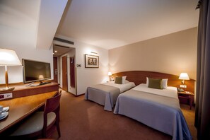 Hochwertige Bettwaren, Minibar, Zimmersafe, Schreibtisch