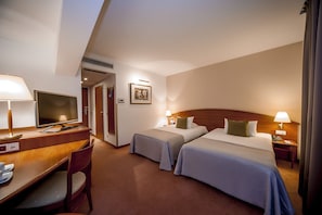 Hochwertige Bettwaren, Minibar, Zimmersafe, Schreibtisch