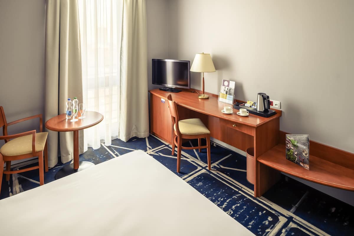 Luxe beddengoed, een minibar, een kluis op de kamer, een bureau