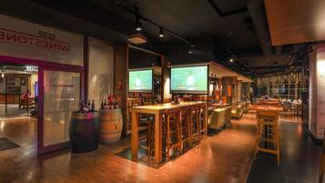 Serves lunch and dinner