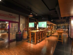 Serves lunch and dinner