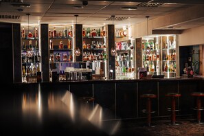 2 bars/lounges, 2 beach bars