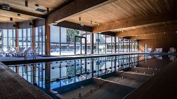 2 piscine coperte, cabine incluse nel prezzo, lettini