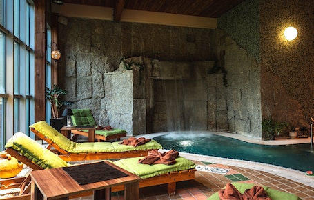 2 piscinas techadas, camas de piscina gratis. Hotel Mragowo Resort & Spa