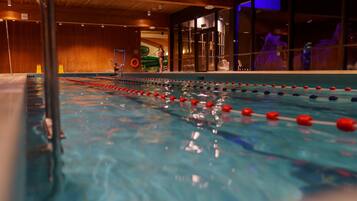 Piscina com divisórias de pista e cadeira do salva-vidas.