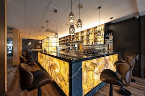2 bars/lounges, 2 beach bars