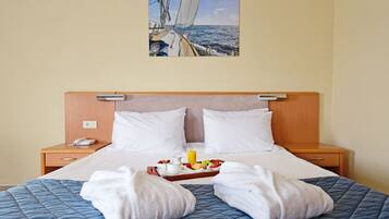 Double Room with sofa | Zimmersafe, individuell dekoriert, Schreibtisch