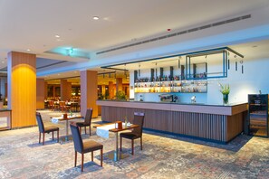 2 restauranter, frokost serveres, lokale og internasjonale retter