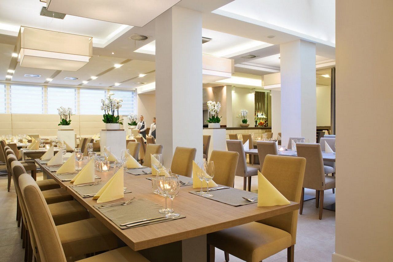 Phục vụ bữa sáng, b  ữa trưa, bữa tối, món ăn mang phong cách quốc tế 