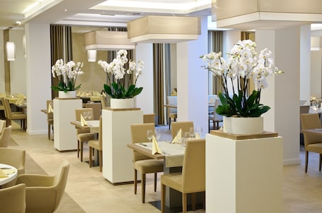 Petit déjeuner, déjeuner et dîner servis sur place. Hotel Petropol