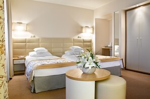 Literie de qualité supérieure, coffres-forts dans les chambres, bureau