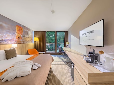 Privilege, Comfort Room, 1 Double Bed | Desk, laptop workspace, blackout drapes, free WiFi