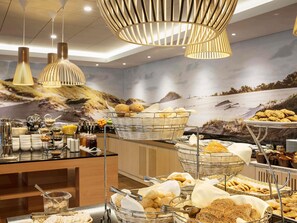 Daily buffet breakfast (PLN 85 per person)