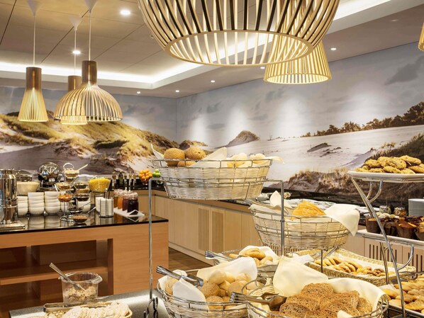 Schreibtisch, laptopgeeigneter Arbeitsplatz, Verdunkelungsvorhänge