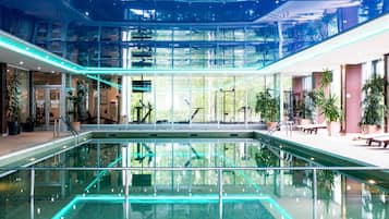 Una piscina cubierta