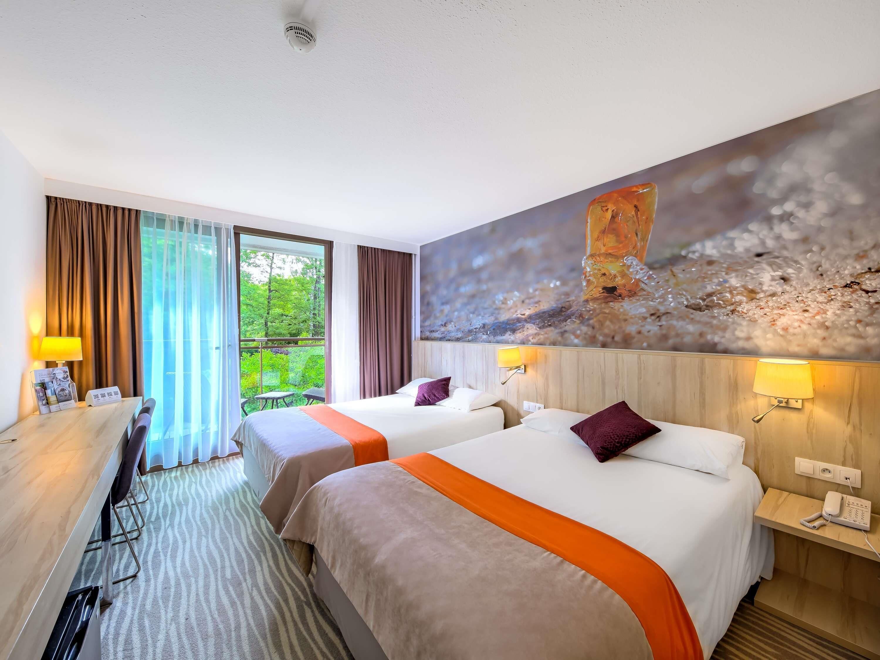 Bureau, espace de travail pour ordinateur portable, rideaux occultants