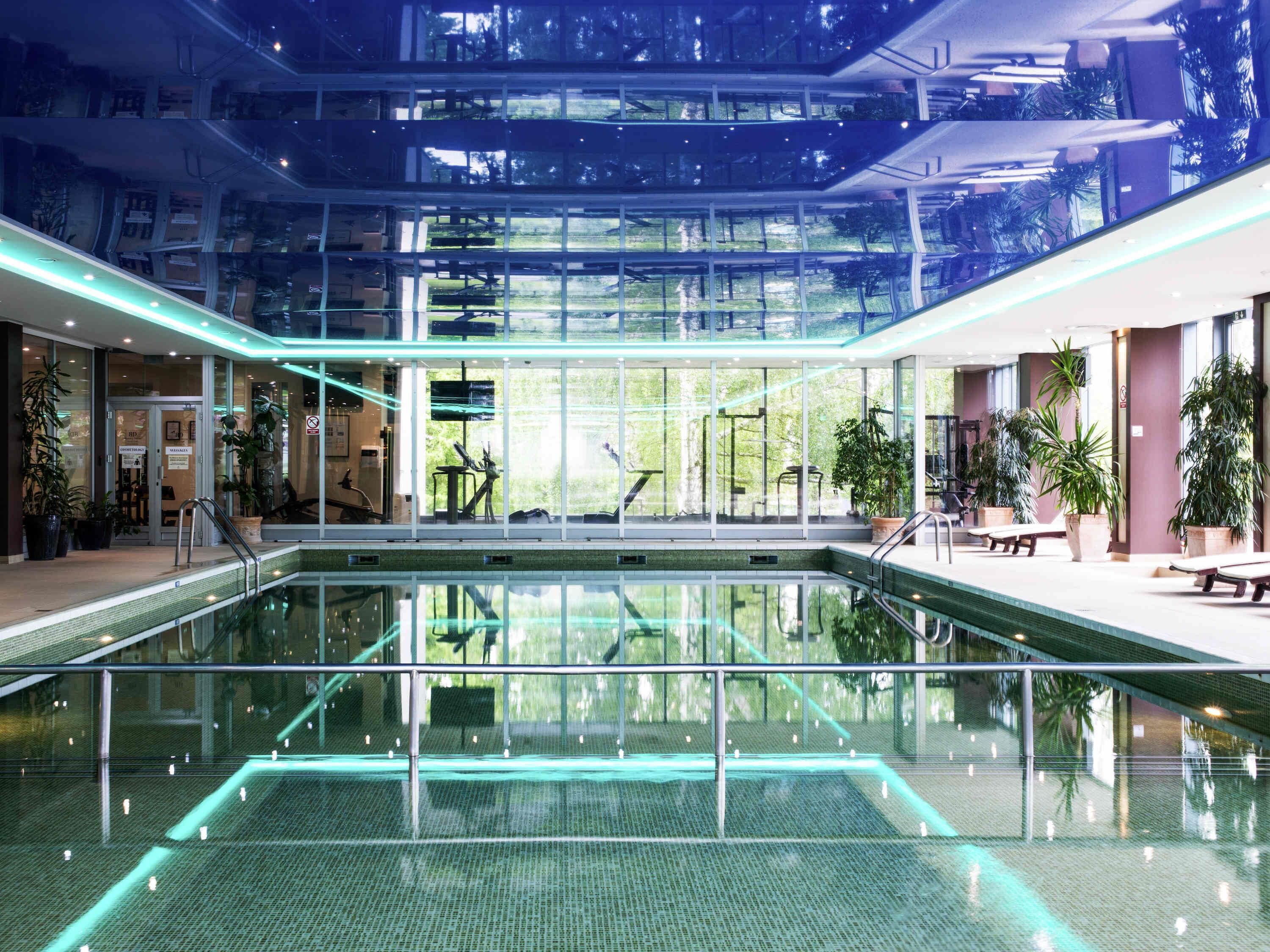 Una piscina cubierta
