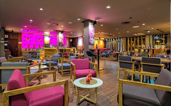 Serveert ontbijt, lunch en diner