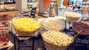 Un bufé con diversos alimentos y bebidas.