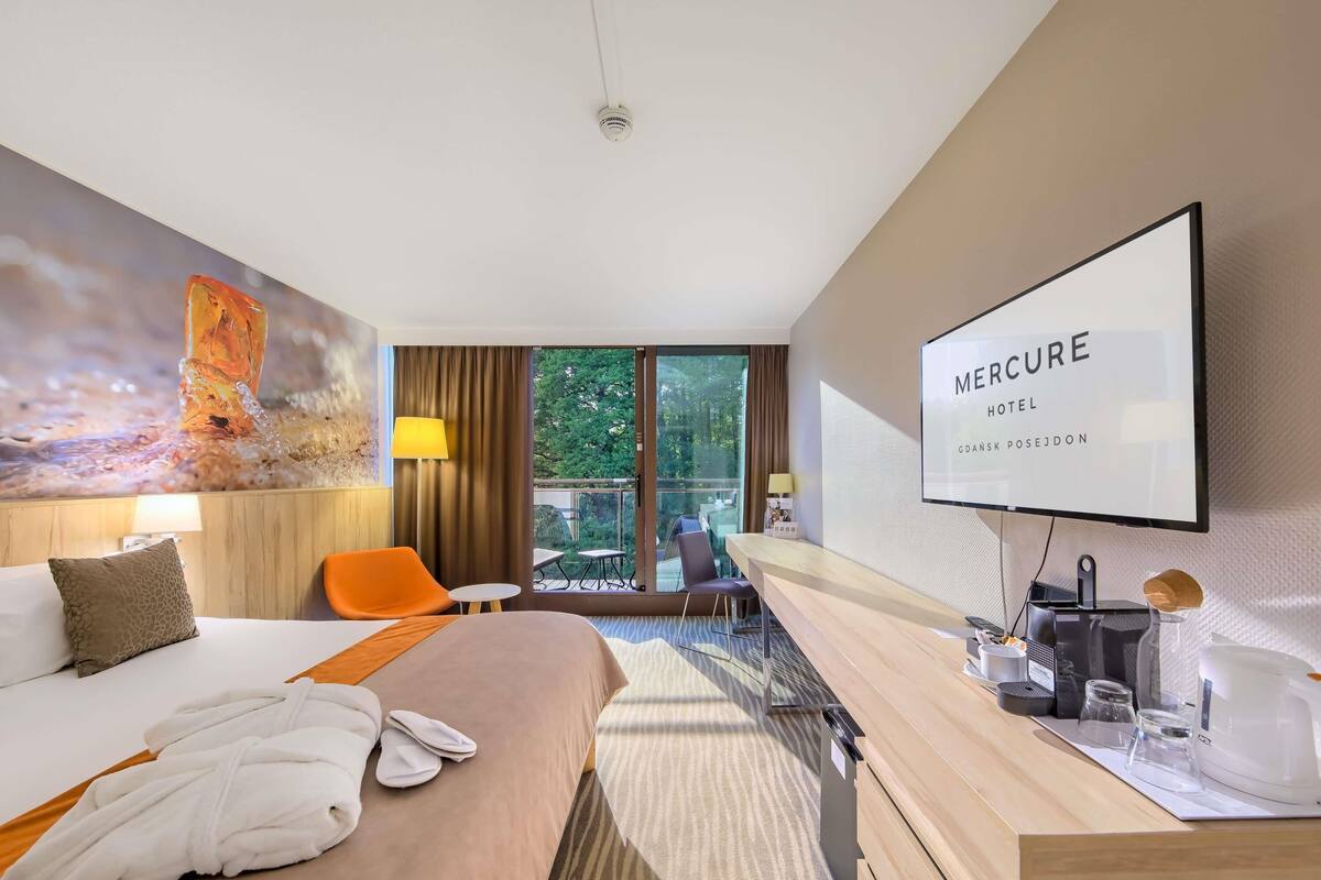 Privilege, Rom – comfort, 1 dobbeltseng | Skrivebord, skrivebord for bærbar PC og blendingsgardiner