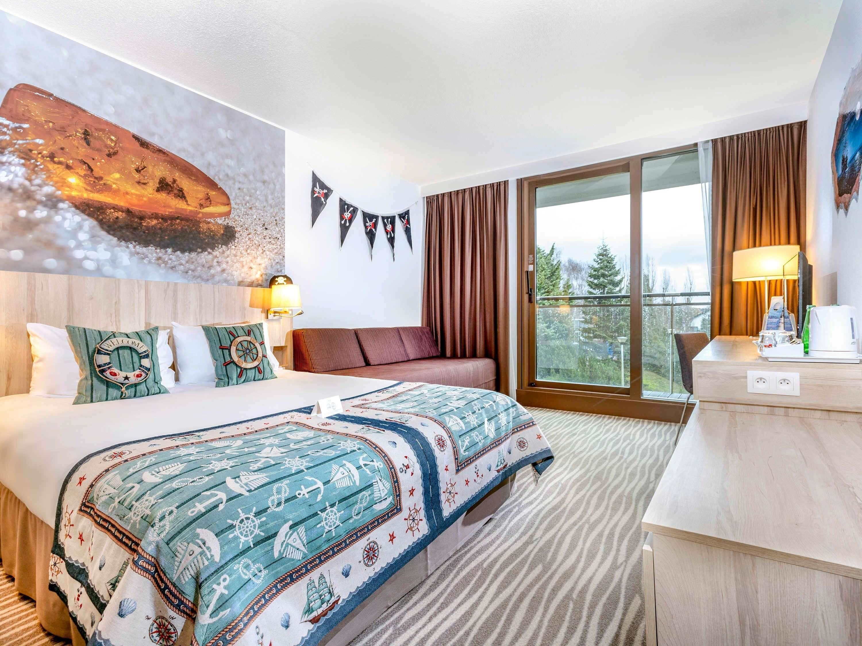 Escritorio, espacio para trabajar con un portátil, cortinas opacas