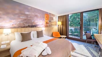 1 bedroom, desk, laptop workspace, blackout drapes