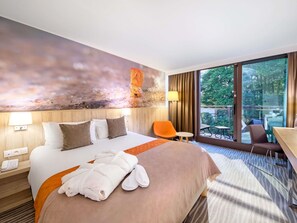 1 bedroom, desk, laptop workspace, blackout drapes