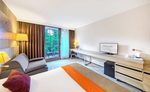 Klassieke kamer, 1 tweepersoonsbed met slaapbank (Comfortable) | 1 slaapkamer, een bureau, een laptopwerkplek, verduisterende gordijnen