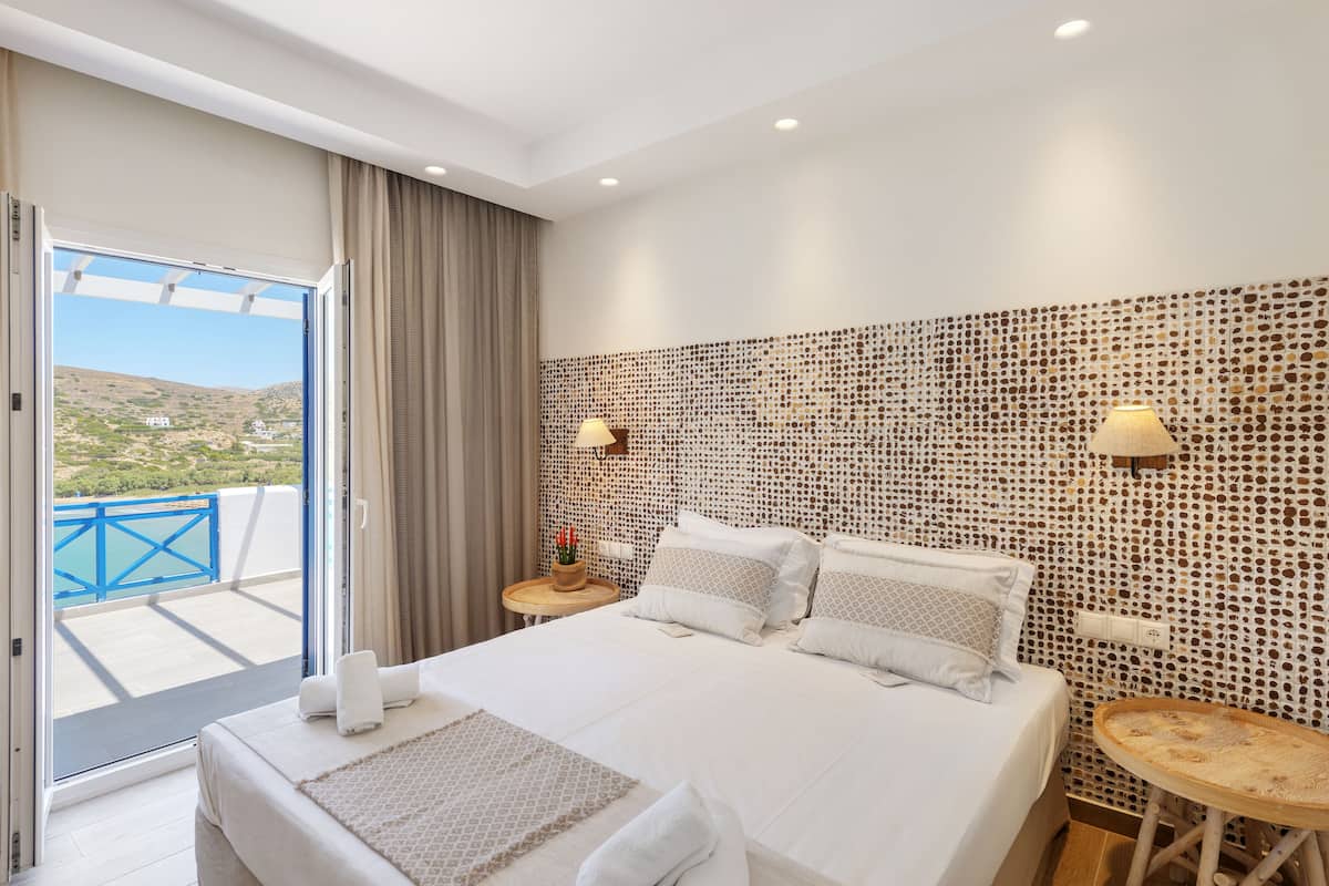 the dolphin bay suite with panoramic sea view | premium bedding, pillow-top beds, in-room safe, desk