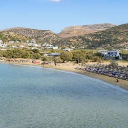 Playa en los alrededores, toallas de playa y vóleibol de playa
