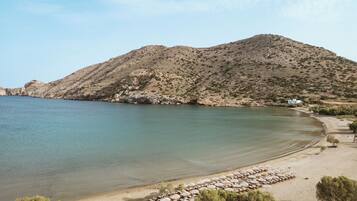 Nära stranden, strandhanddukar och volleyboll