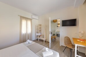 The Dolphin Bay Suite with Panoramic Sea View | Hochwertige Bettwaren, Pillowtop-Betten, Zimmersafe, Schreibtisch