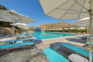 Outdoor pool, pool umbrellas, sun loungers