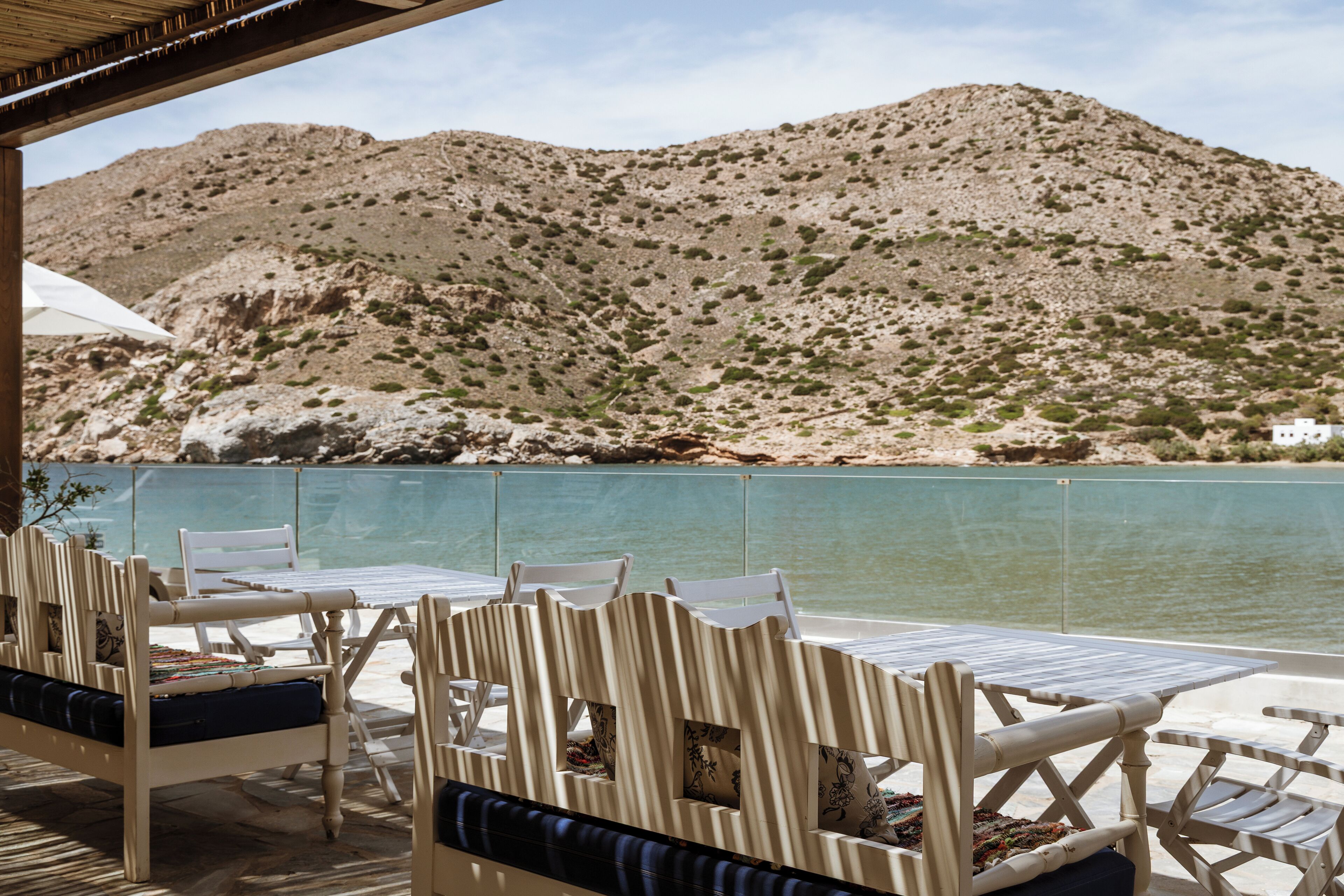 2 من المطاعم، حيث تُقدم وجبات الإفطار، الغداء، العشاء، الأطباق العالمية