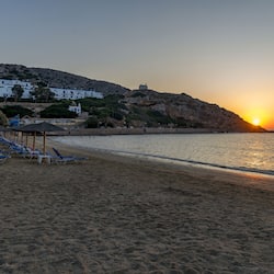 Playa en los alrededores, toallas de playa y vóleibol de playa