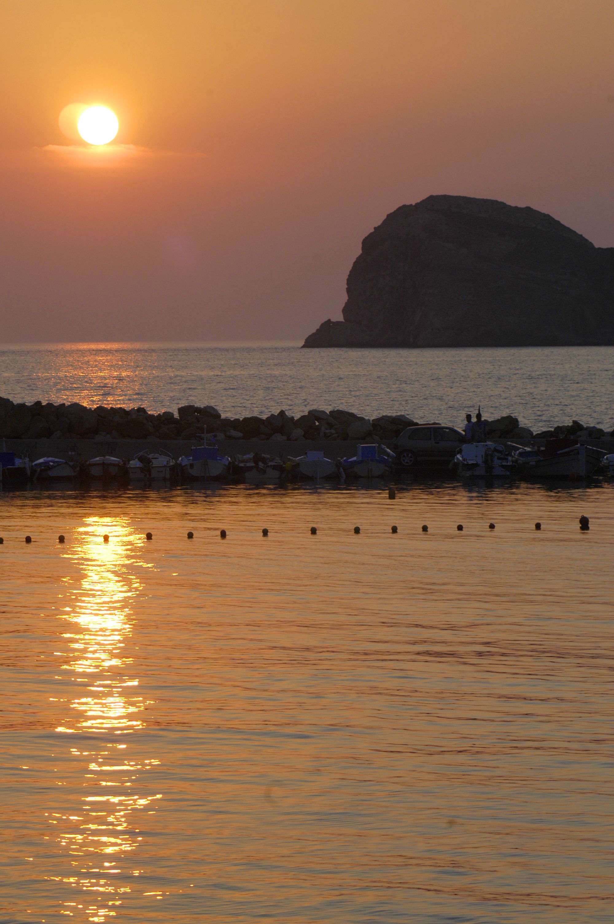 beach nearby, beach towels, beach volleyball