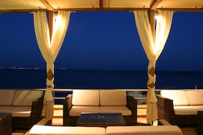 Bar au bord de la piscine
