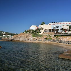 Playa privada, sillas reclinables de playa, sombrillas, toallas de playa