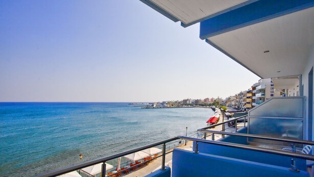 A balcony with a view of the sea and a cityscape. - Astron Hotel (Ierapetra)