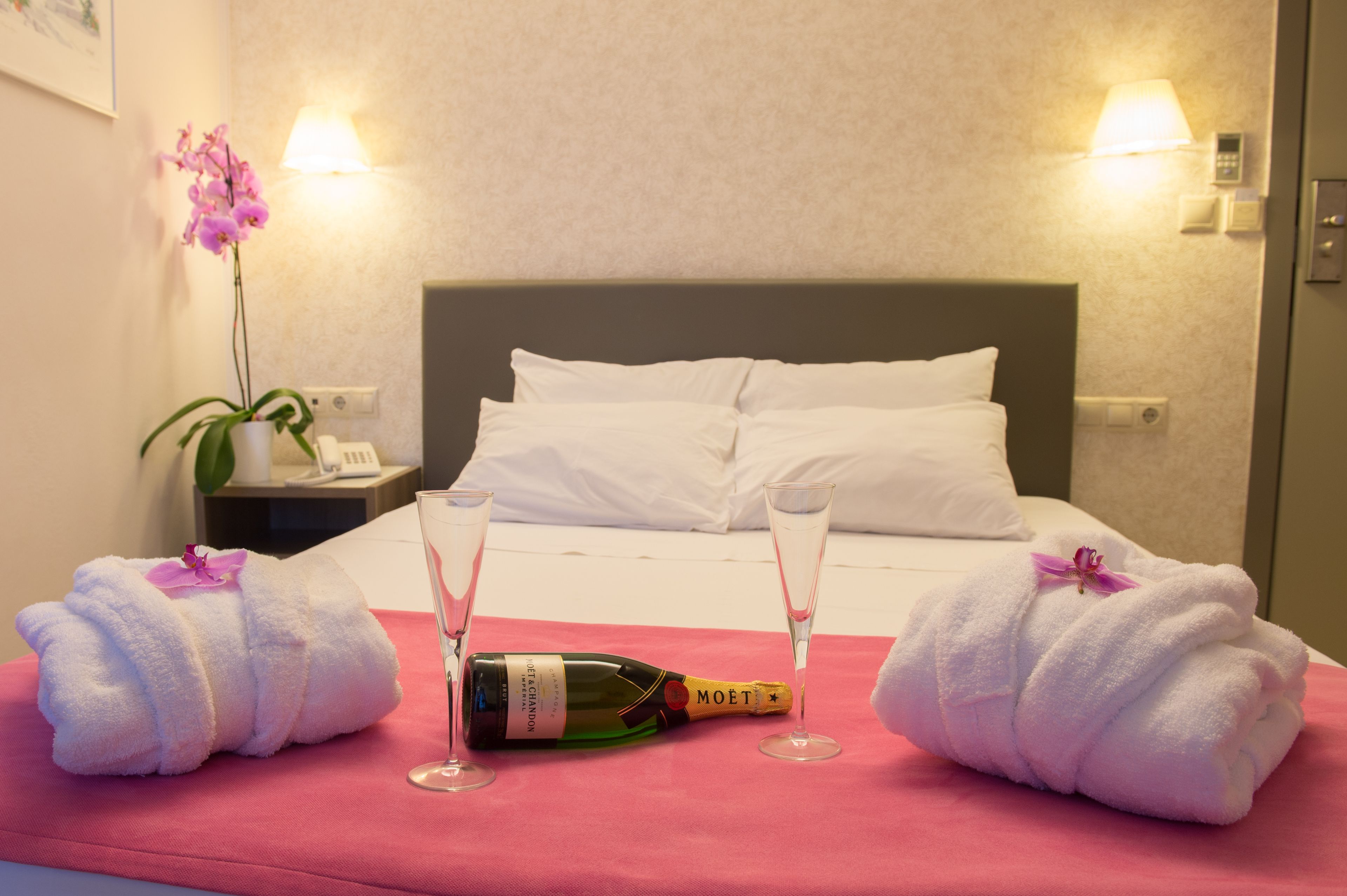 Ropa de cama hipoalergénica y minibar 